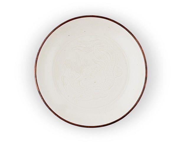DING WHITE-GLAZED 'DRAGON' DISH | NORTHERN SONG-JIN DYNASTY, 11TH-12TH CENTURY