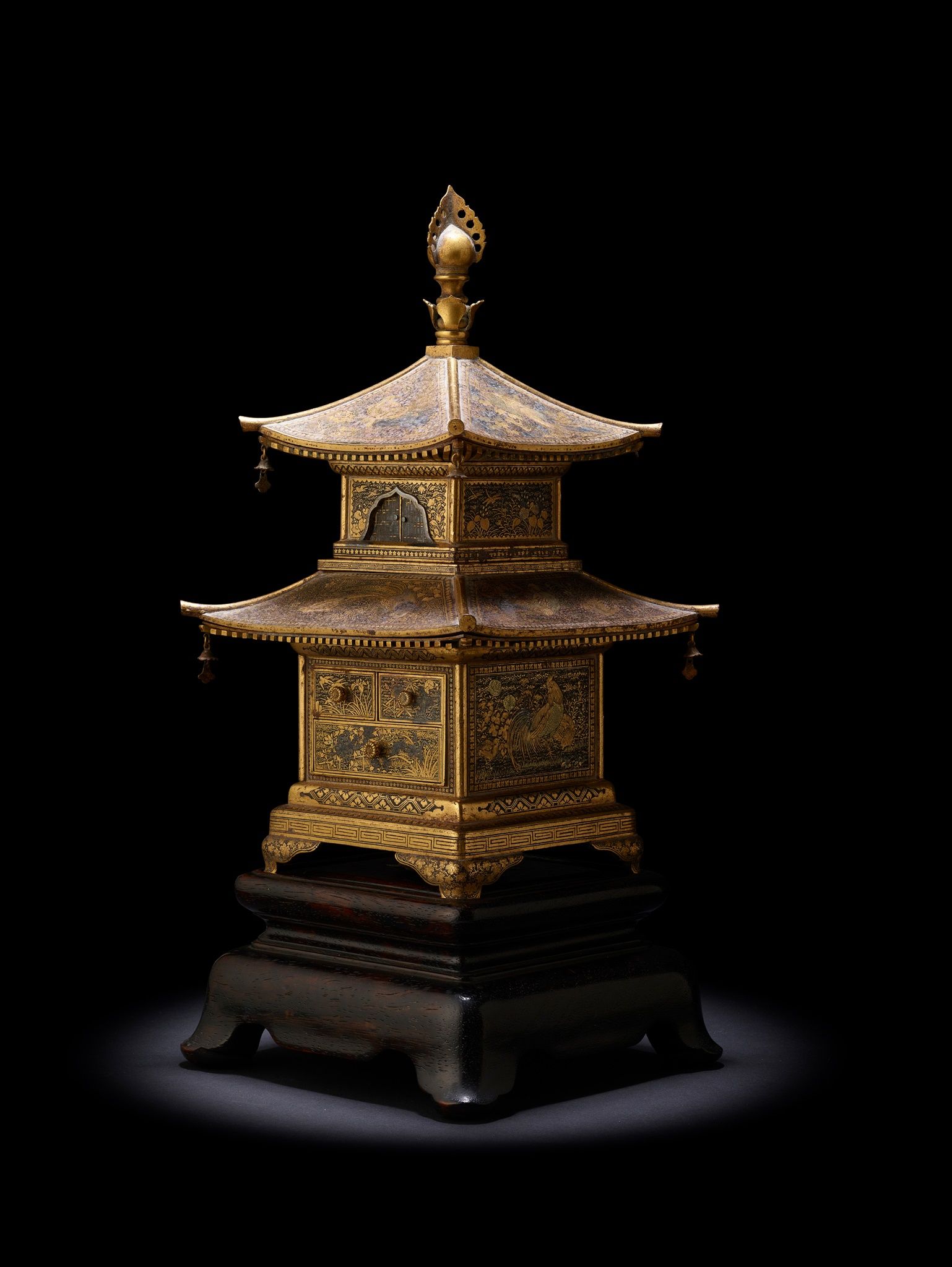 FINE INLAID IRON CABINET MODELLED AS A SHRINE | BY THE KOMAI COMPANY OF KYOTO, MEIJI PERIOD 明治 日本國京都住駒井製款 金工樓閣寶塔置物 | Sold for £12,600